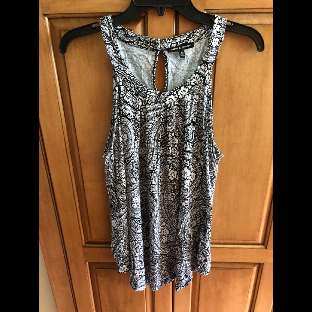 In Good Cond. Tank top blouse black & white print